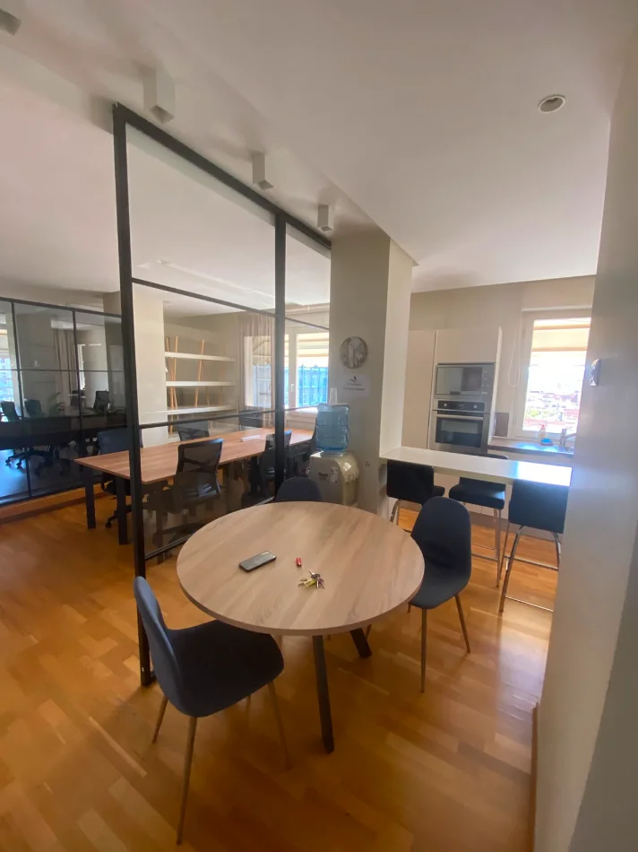 Tirane, jepet me qera zyre Kati 6, 140 m² 2.600 € (BRIGADA 8)
