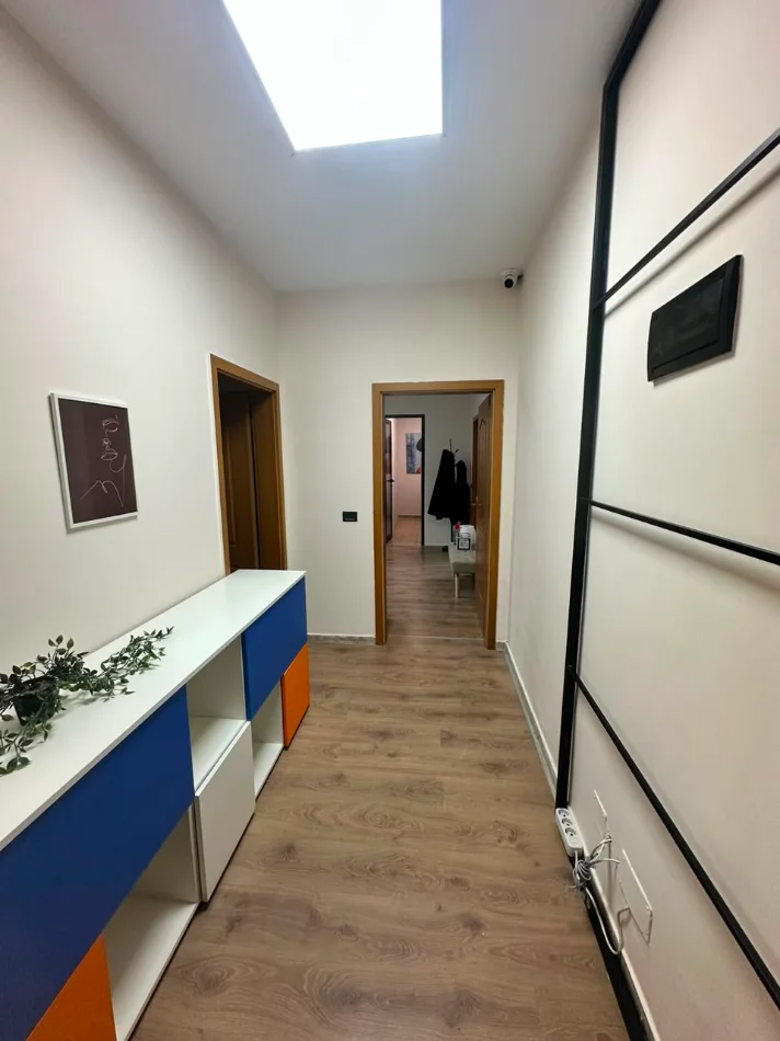 Tirane, jepet me qera zyre Kati 6, 140 m² 2.200 € (BRIGADA 8)