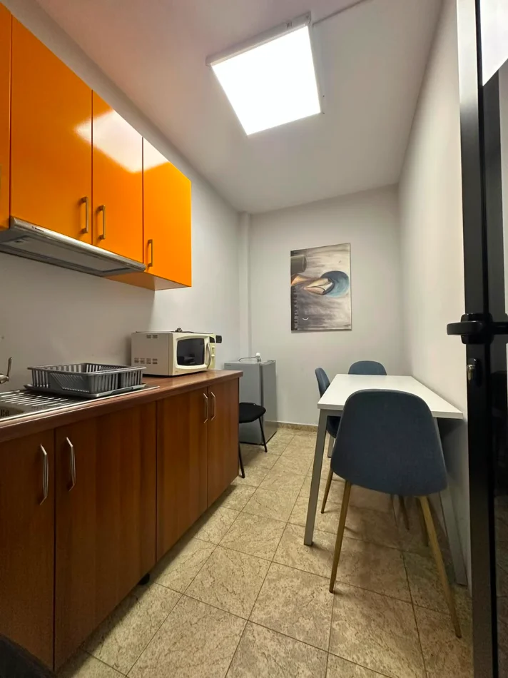 Tirane, jepet me qera zyre Kati 6, 140 m² 2.200 € (BRIGADA 8)
