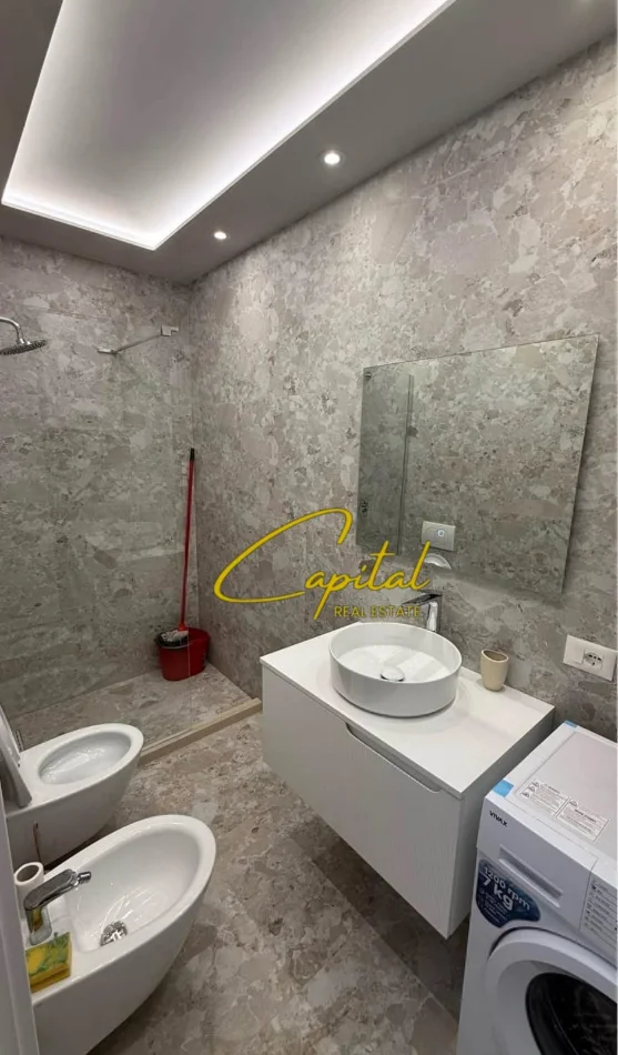 Tirane, jepet me qera apartament 1+1 Kati 2, 50 m² 600 € (ALI DEMI)
