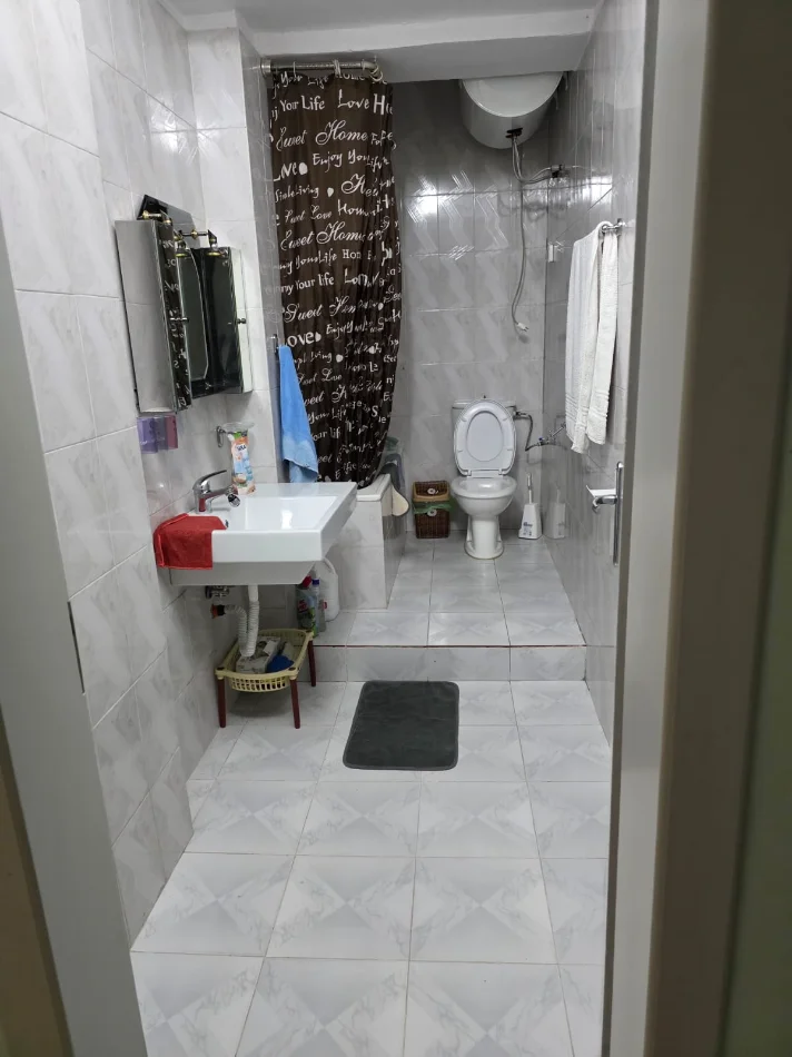 Tirane, jepet me qera apartament 2+1 Kati 2, 100 m² 650 € (Rruga Petro Nini Luarasi)