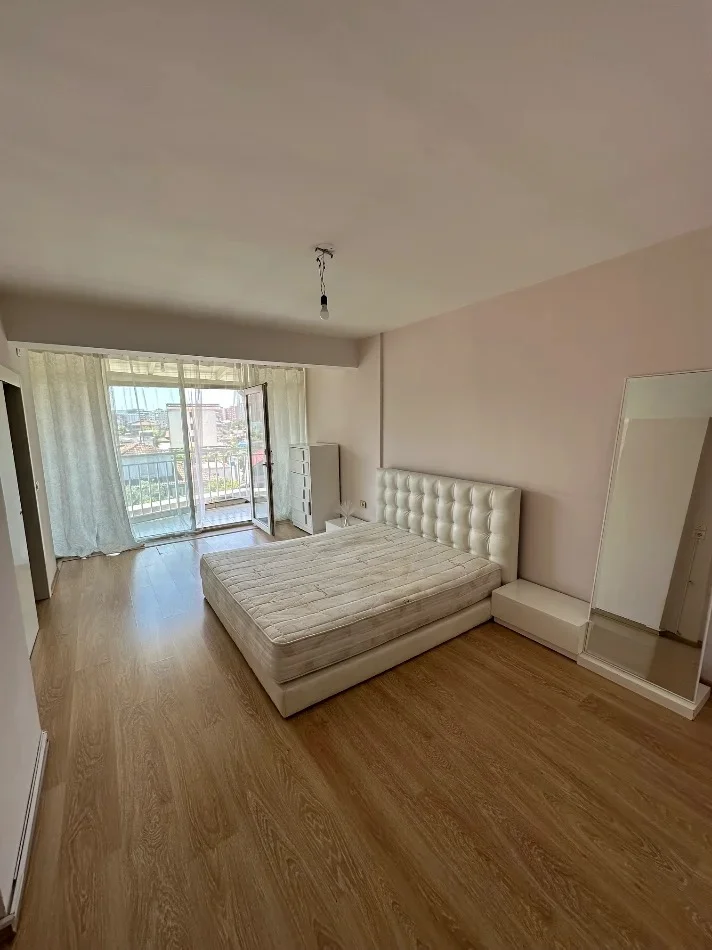 Tirane, jap me qera apartament 2+1 Kati 2, 140 m² 650 € 