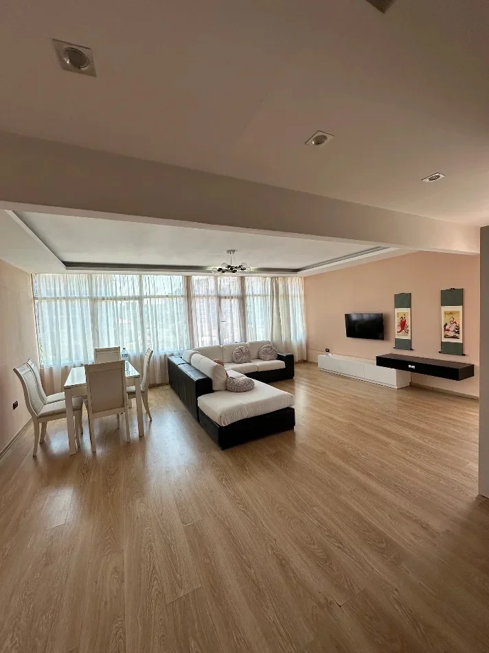 Tirane, jap me qera apartament 2+1 Kati 2, 140 m² 650 € 