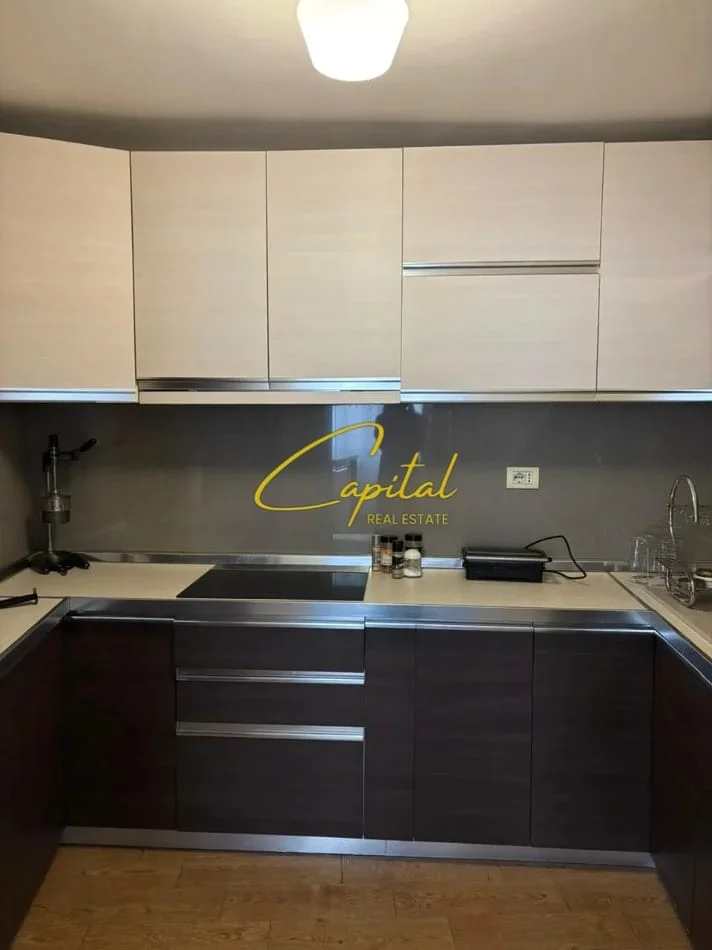 Tirane, jepet me qera apartament 3+1 Kati 6, 125 m² 1.000 € (QENDER)