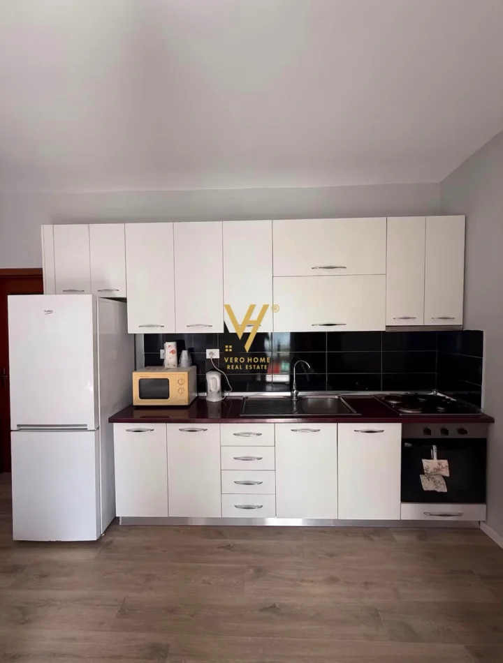 Tirane, jepet me qera garsonier 1+1+Ballkon Kati 2, 35 m² 520 € (RRUGA E BARRIKADAVE)