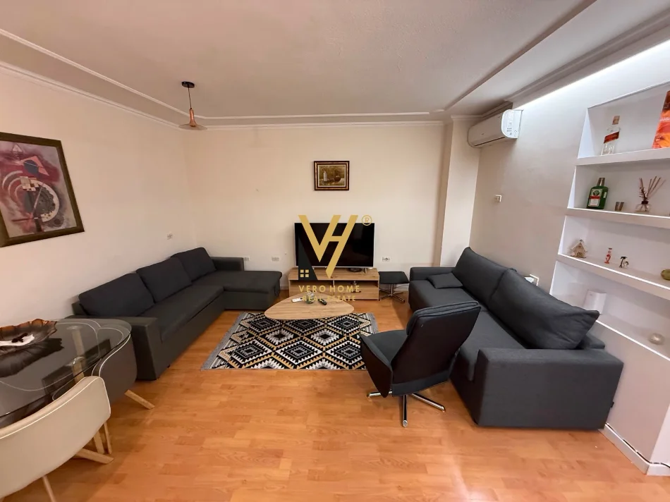 Tirane, jepet me qera apartament 2+1+Ballkon Kati 1, 85 m² 720 € (ISH BLLOK)