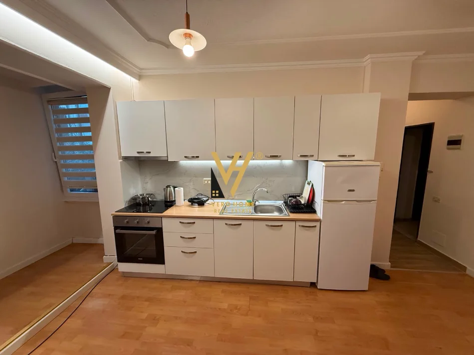 Tirane, jepet me qera apartament 2+1+Ballkon Kati 1, 85 m² 720 € (ISH BLLOK)