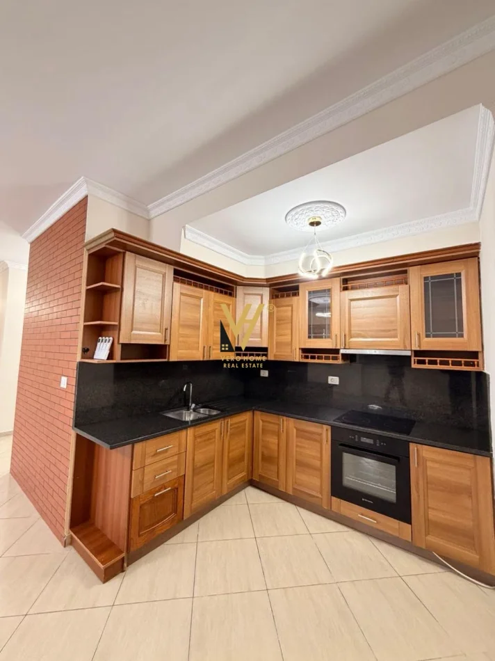 Tirane, jepet me qera apartament 3+1+Ballkon Kati 3, 112 m² 1.000 € (RRUGA E DIBRES)