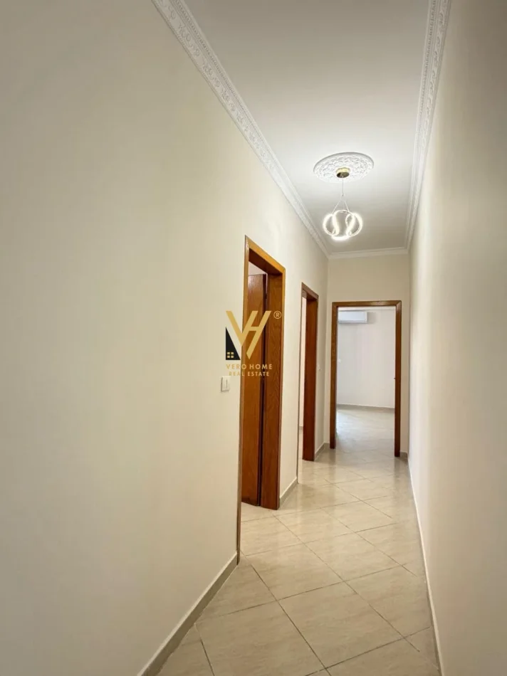 Tirane, jepet me qera apartament 3+1+Ballkon Kati 3, 112 m² 1.000 € (RRUGA E DIBRES)
