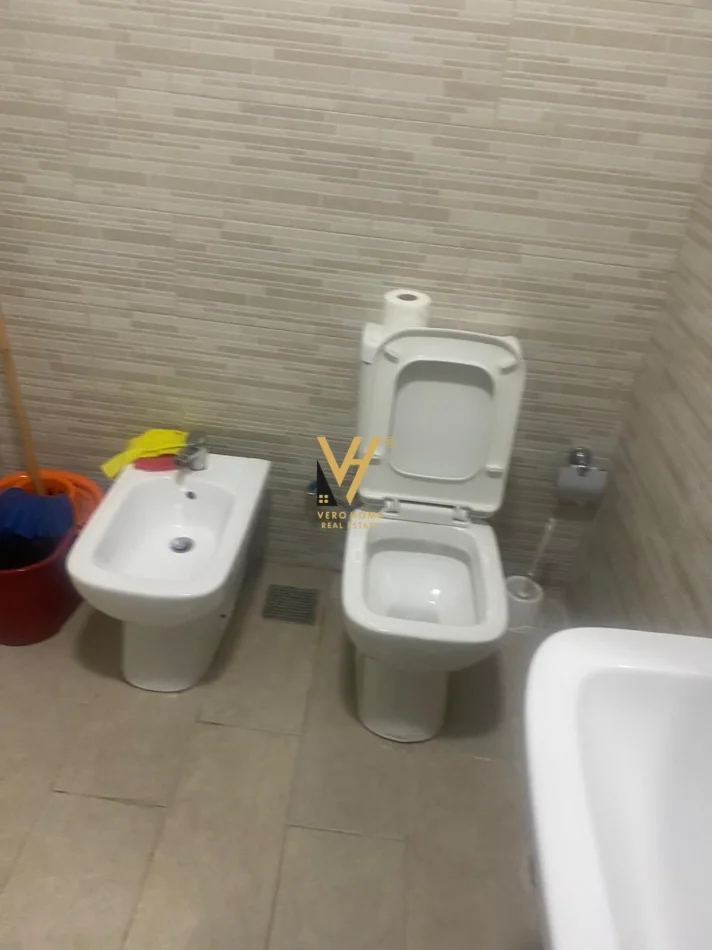 Tirane, jepet me qera apartament 1+1+Ballkon Kati 4, 63 m² 520 € (QSUT)