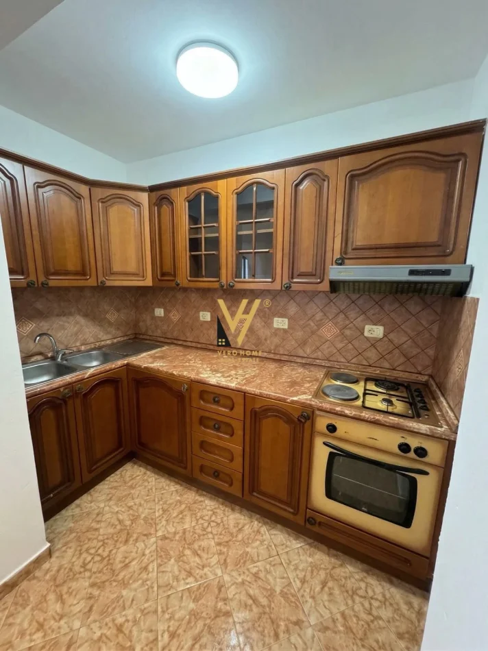 Tirane, jepet me qera apartament 1+1+Ballkon Kati 5, 62 m² 420 € (KINOSTUDIO)