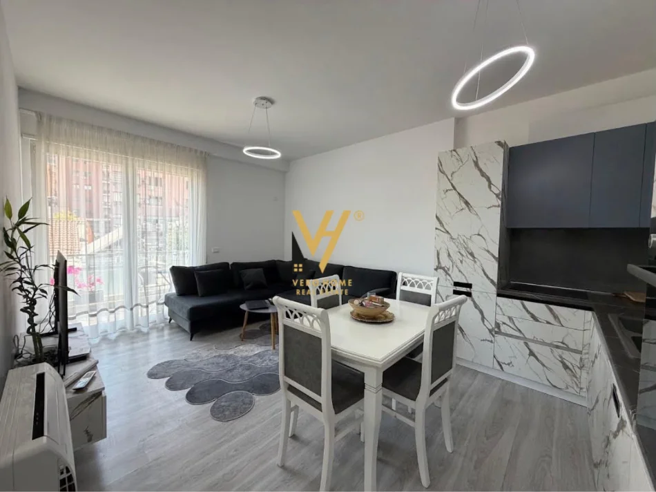 Tirane, jepet me qera apartament 1+1+Ballkon Kati 2, 65 m² 770 € (RRUGA E BARRIKADAVE)