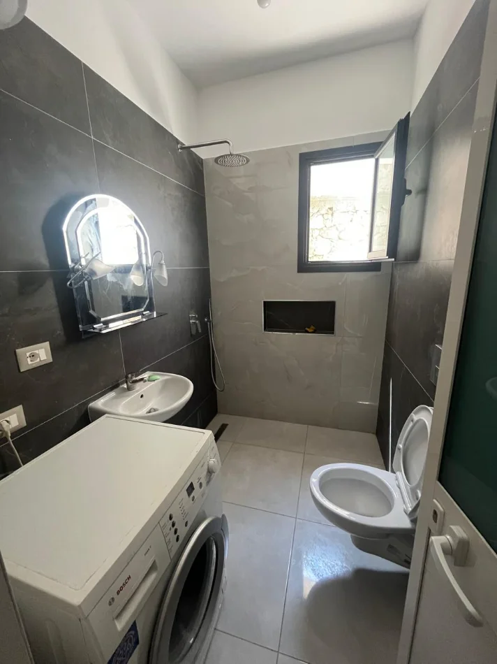 Jepet me qira hyrje private 1+1 në Yrshek, 300 euro