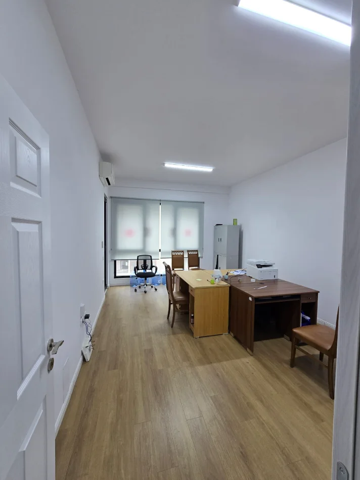 Tirane, jepet me qera zyre Kati 6, 76 m² 700 € (21 Dhjetori, Kompleksi Square 21)