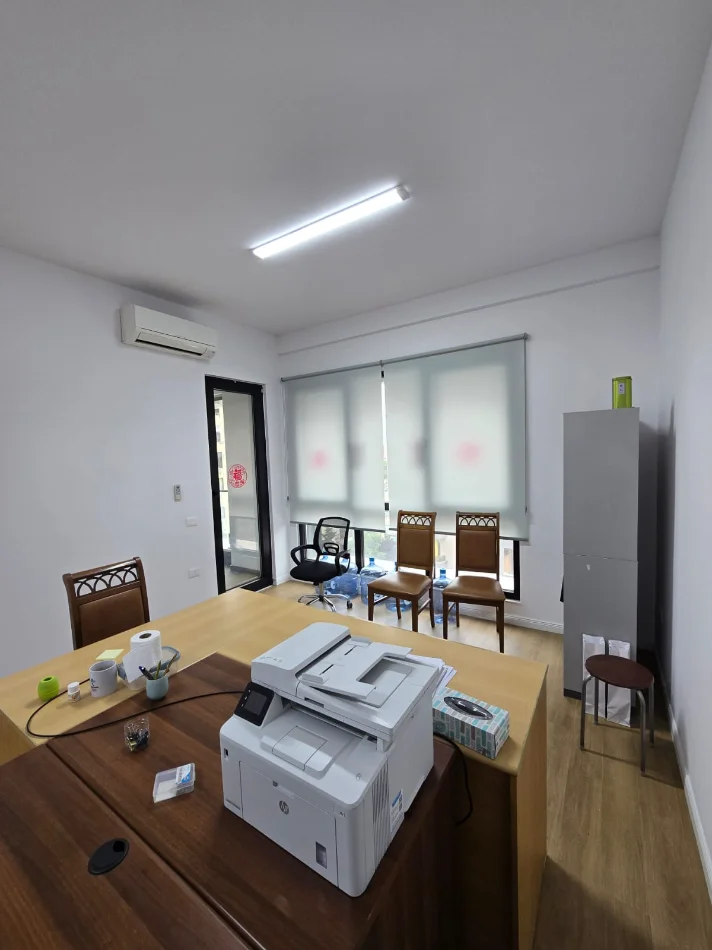 Tirane, jepet me qera zyre Kati 6, 76 m² 700 € (21 Dhjetori, Kompleksi Square 21)