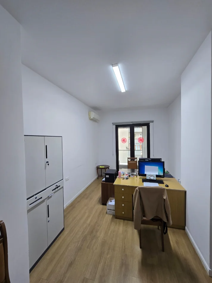 Tirane, jepet me qera zyre Kati 6, 76 m² 700 € (21 Dhjetori, Kompleksi Square 21)