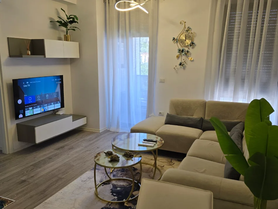 Tirane, jepet me qera apartament 1+1 Kati 2, 65 m² 600 € (ALI DEMI)