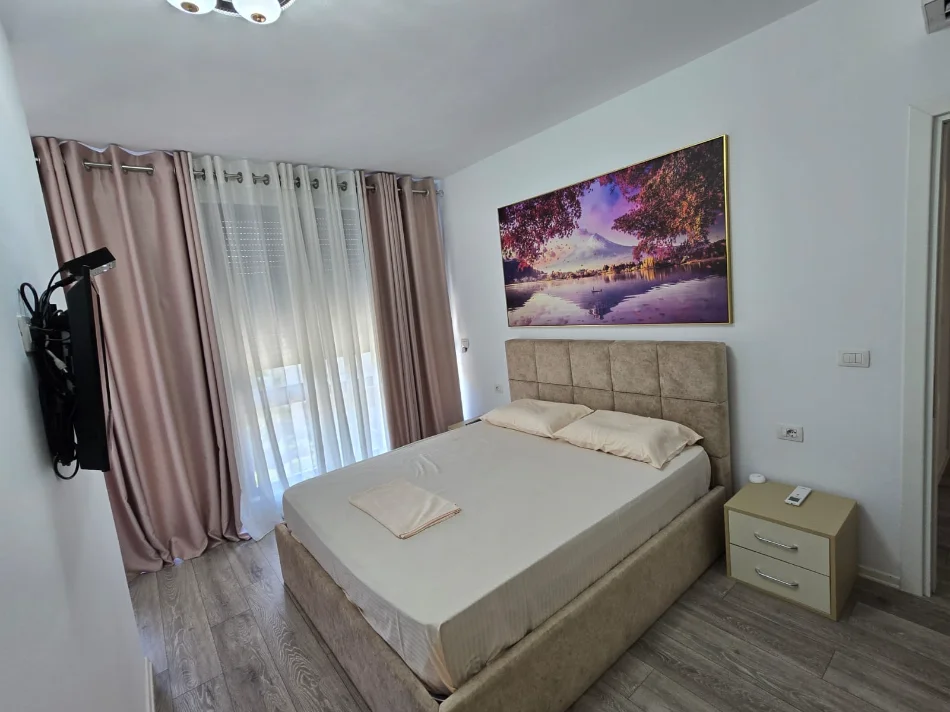 Tirane, jepet me qera apartament 1+1 Kati 2, 65 m² 600 € (ALI DEMI)