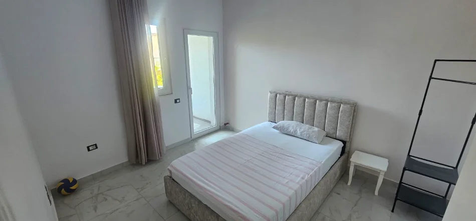 Durres, jepet me qera shtepi 3+1+Ballkon Kati -2, 500 € (Durres Plazh)