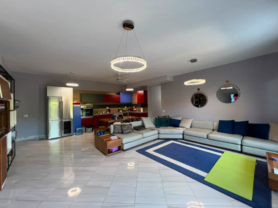 Durres, shitet apartament 2+1+Ballkon , 130 m² 380.000 € (Lura 3)