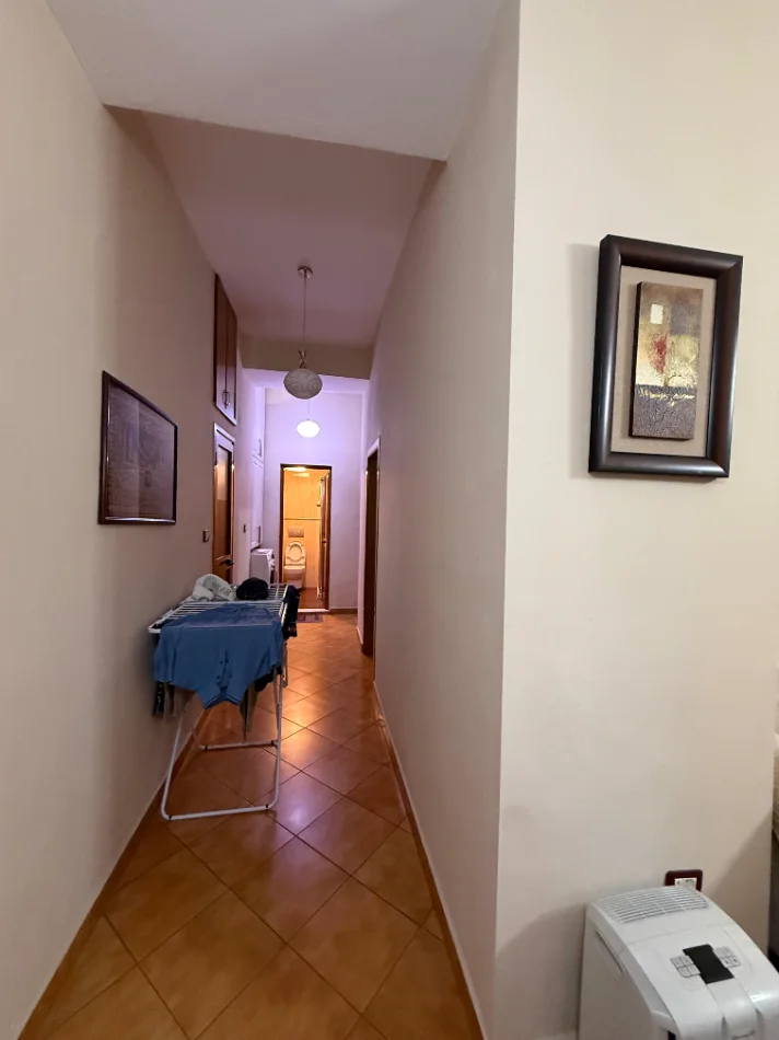 Tirane, jepet me qera apartament 3+1 Kati 4, 100 m² 1.000 € (SHALLVARET)