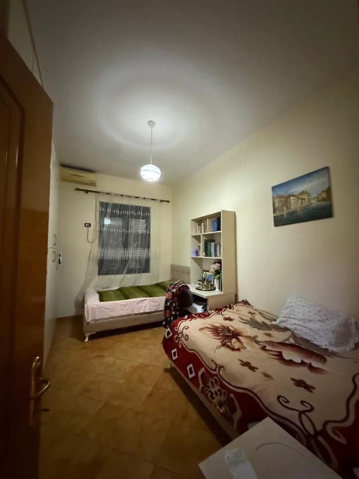 Tirane, jepet me qera apartament 3+1 Kati 4, 100 m² 1.000 € (SHALLVARET)