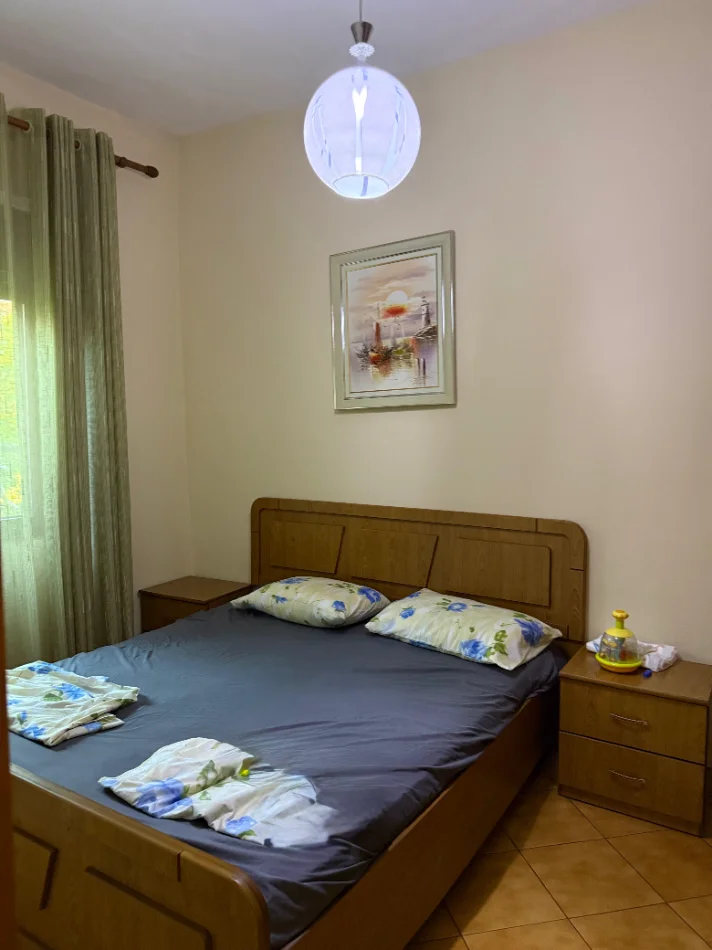 Tirane, jepet me qera apartament 3+1 Kati 4, 100 m² 1.000 € (SHALLVARET)
