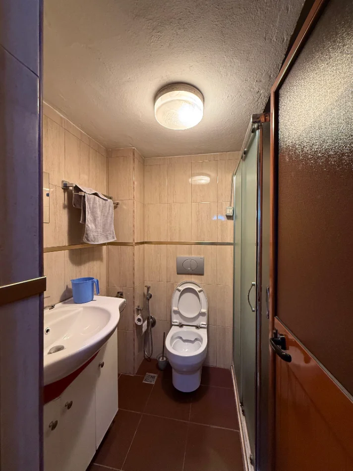 Tirane, jepet me qera apartament 3+1 Kati 4, 100 m² 1.000 € (SHALLVARET)