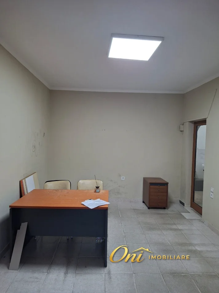 Tirane, jepet me qera dyqan Kati 0, 25 m² 300 € (QENDER, ISH CIRKU)