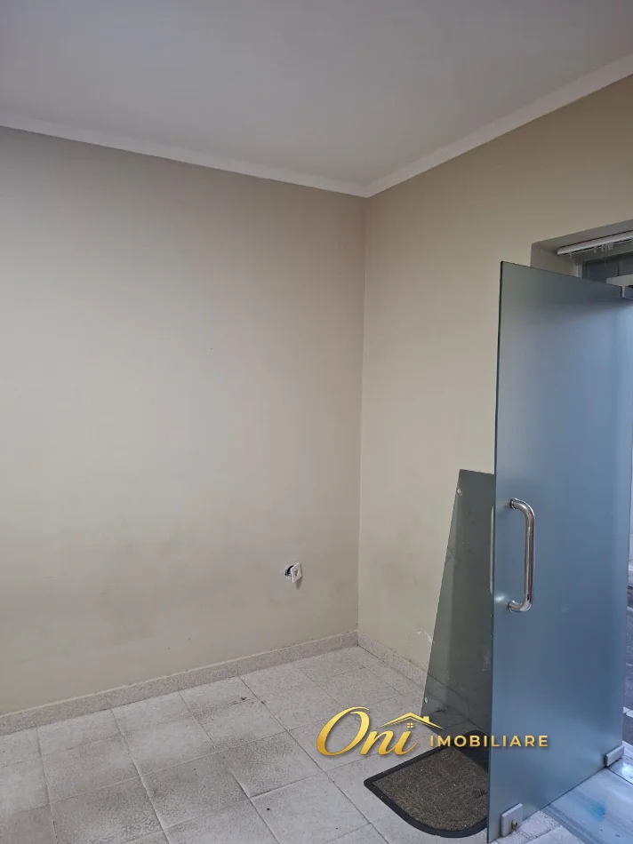 Tirane, jepet me qera dyqan Kati 0, 25 m² 300 € (QENDER, ISH CIRKU)