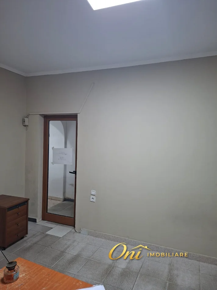 Tirane, jepet me qera dyqan Kati 0, 25 m² 300 € (QENDER, ISH CIRKU)