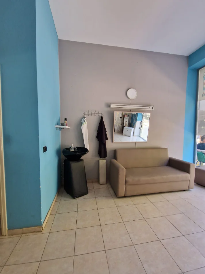 Tirane, jepet me qera dyqan Kati 0, 33 m² 400 € (BULEVARDI MIGJENI)