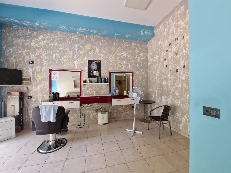 Tirane, jepet me qera dyqan Kati 0, 33 m² 400 € (BULEVARDI MIGJENI)