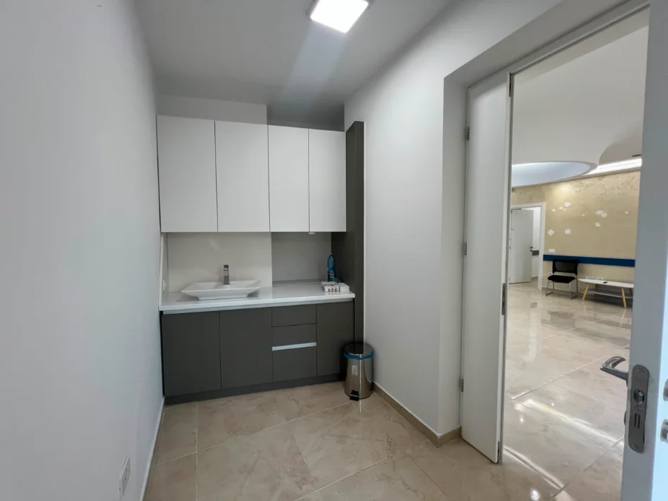Tirane, jepet me qera ambjent biznesi Kati 3, 130 m² 1.500 € (Rruga e Durrësit)