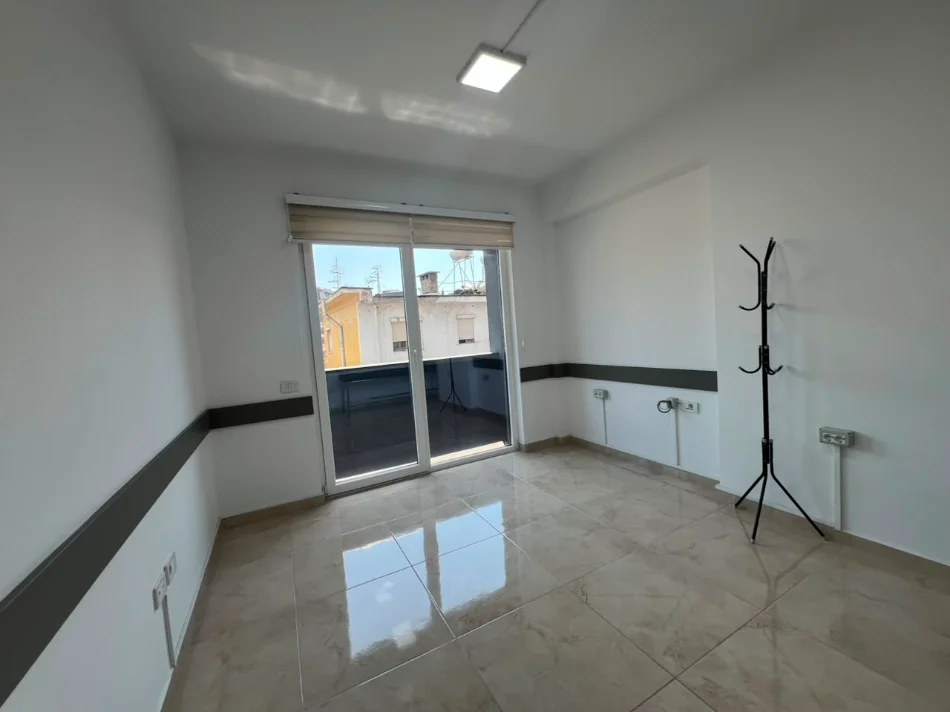 Tirane, jepet me qera ambjent biznesi Kati 3, 130 m² 1.500 € (Rruga e Durrësit)