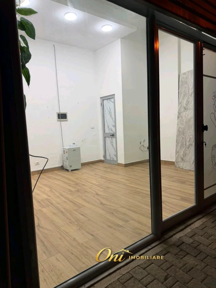 Tirane, jepet me qera dyqan Kati 0, 20 m² 300 € (SIRI KODRA)