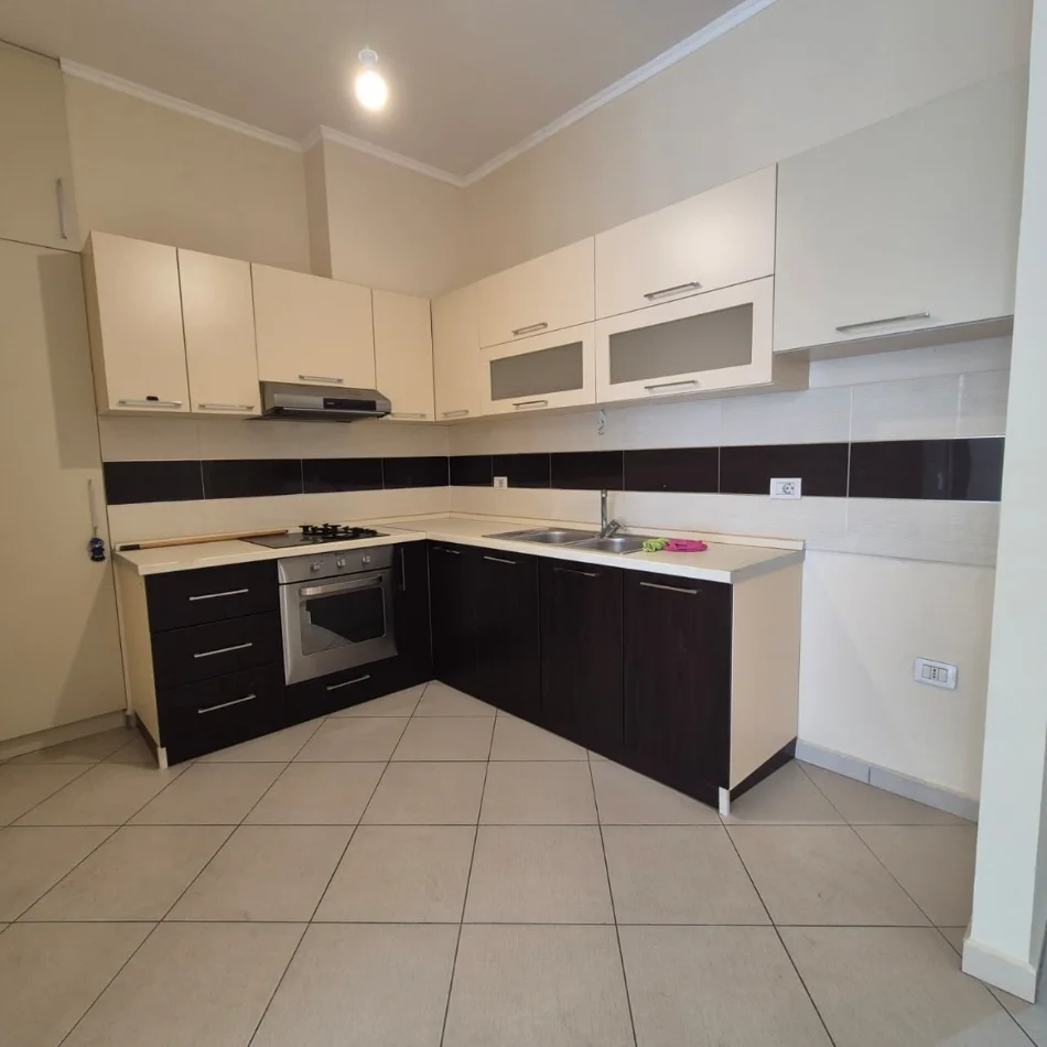 Tirane, shes apartament 1+1+Ballkon Kati 2, 72 m² 200.000 € (Komuna e Parisit)