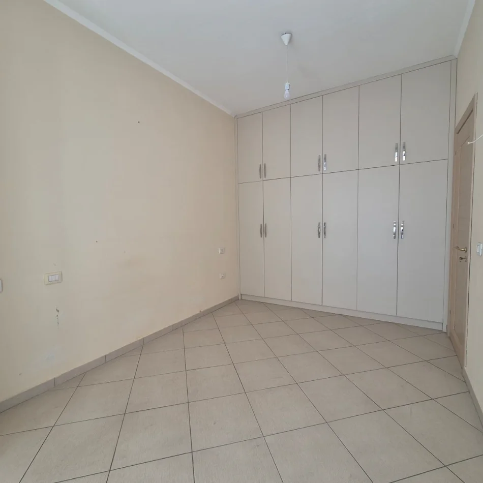 Tirane, shes apartament 1+1+Ballkon Kati 2, 72 m² 200.000 € (Komuna e Parisit)