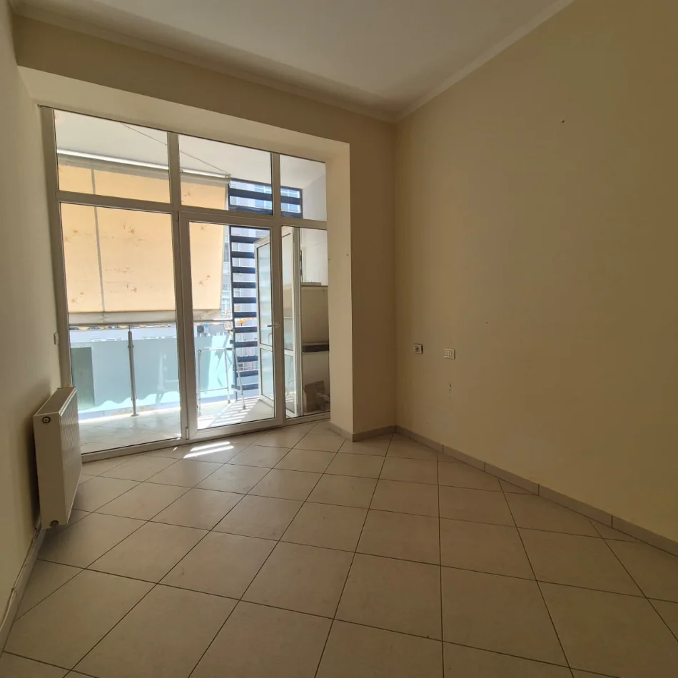 Tirane, shes apartament 1+1+Ballkon Kati 2, 72 m² 200.000 € (Komuna e Parisit)