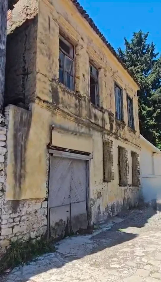 Elbasan, shitet apartament 3+1 Kati 0, 300 m² 175.000 € (Elbasan)