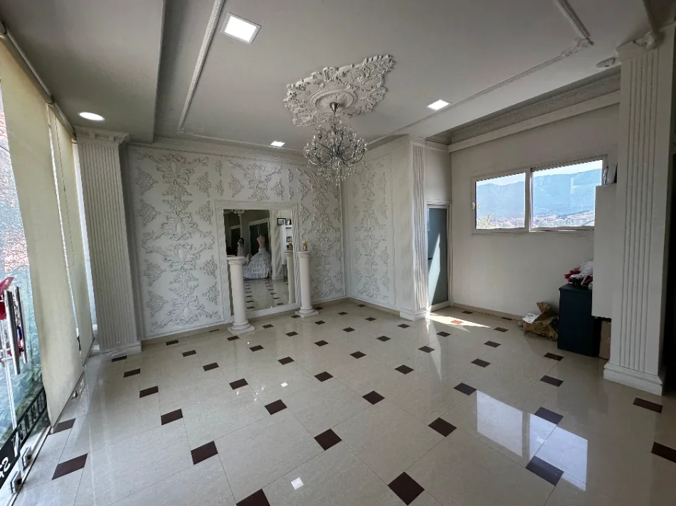 Tirane, jepet me qera ambjent biznesi Kati 0, 60 m² 1.000 € (Rruga e Elbasanit)