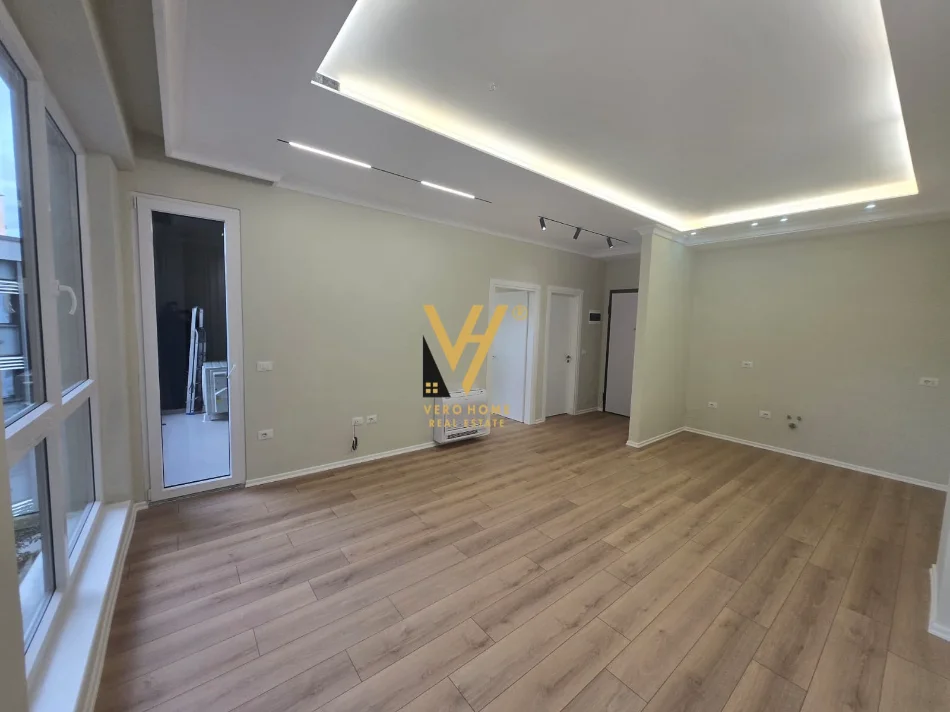 Tirane, jepet me qera zyre Kati 2, 67 m² 600 € (KOMUNA E PARISIT)
