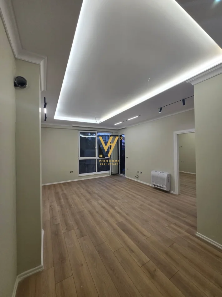 Tirane, jepet me qera zyre Kati 2, 67 m² 600 € (KOMUNA E PARISIT)
