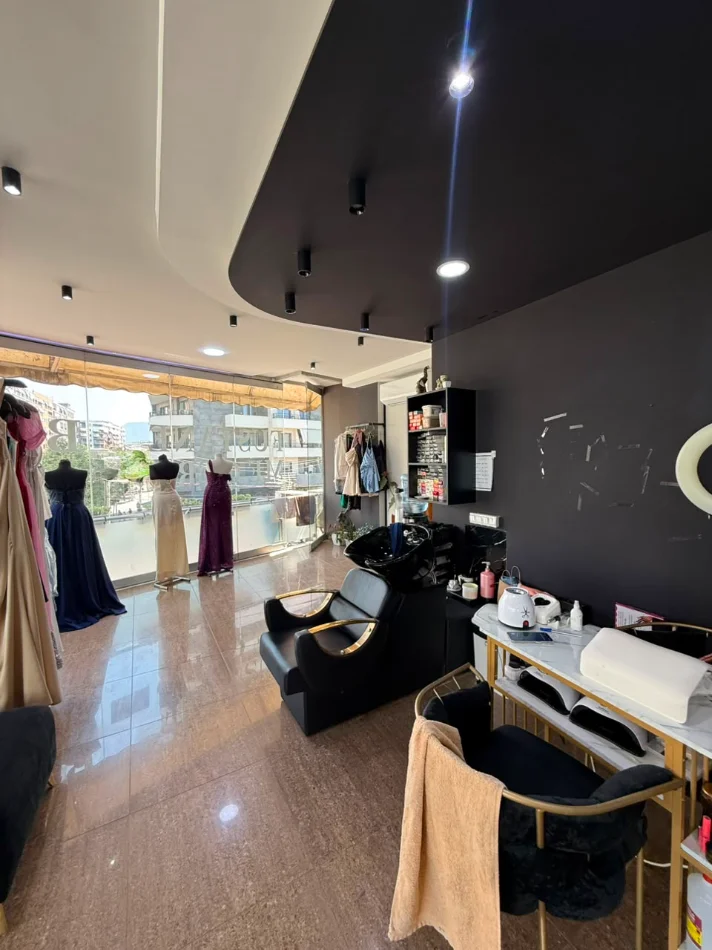 Tirane, jepet me qera dyqan Kati 1, 100 m² 1.500 € (BULEVARDI MIGJENI)