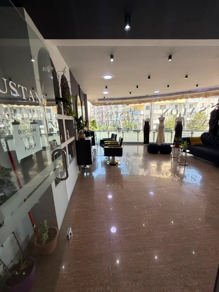 Tirane, jepet me qera dyqan Kati 1, 100 m² 1.500 € (BULEVARDI MIGJENI)
