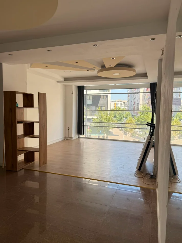 Tirane, jepet me qera dyqan Kati 1, 50 m² 600 € (BULEVARDI MIGJENI)
