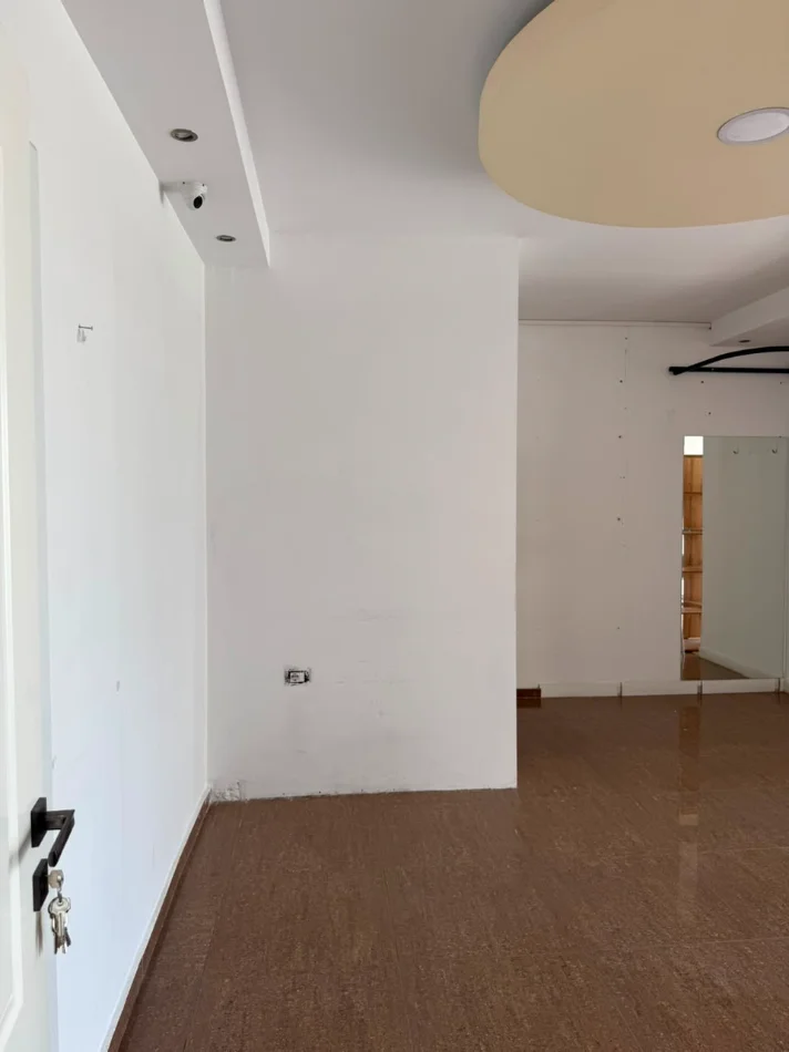 Tirane, jepet me qera dyqan Kati 1, 50 m² 600 € (BULEVARDI MIGJENI)