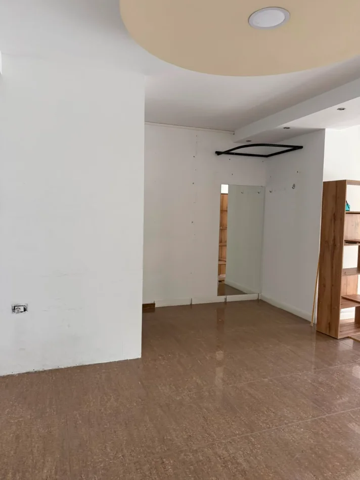 Tirane, jepet me qera dyqan Kati 1, 50 m² 600 € (BULEVARDI MIGJENI)