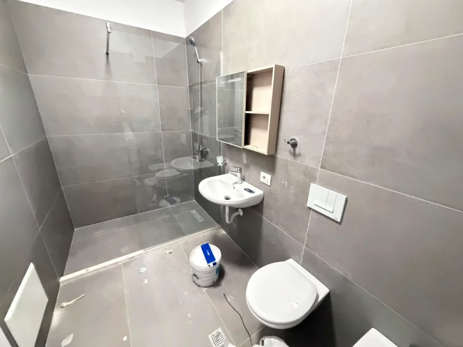 Tirane, jepet me qera apartament 2+1 Kati 7, 100 m² (KINOSTUDIO)