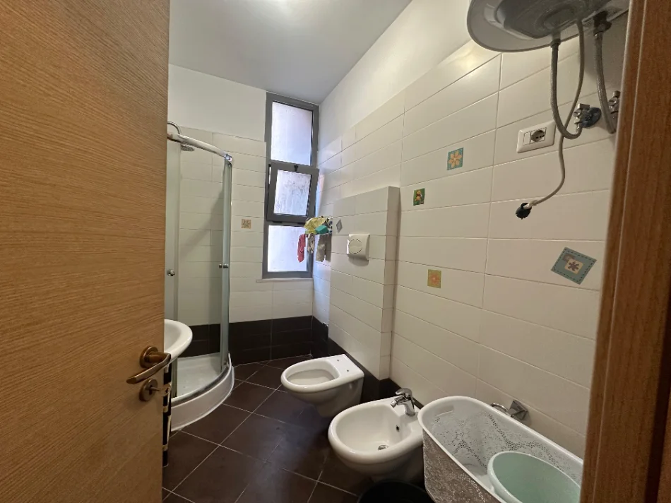 Tirane, jepet me qera apartament 1+1 Kati 3, 60 m² 500 € (Tower Bridge)